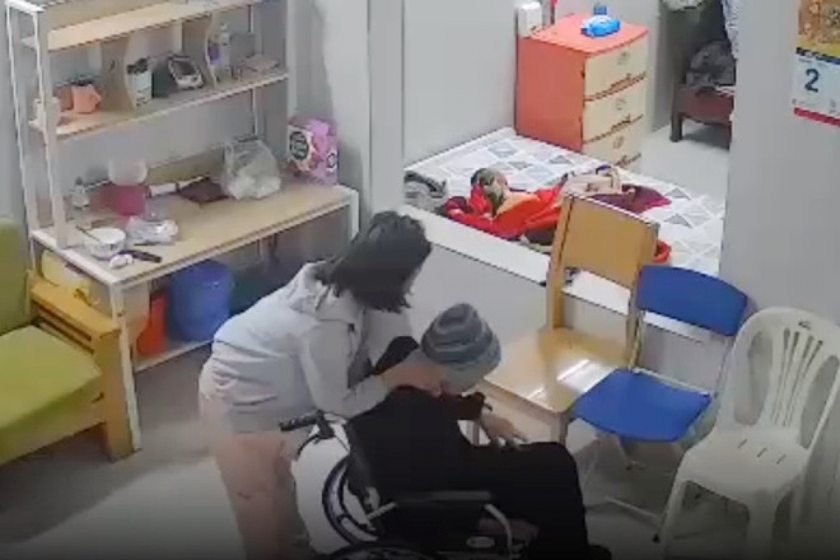 Người giúp việc bạo hành cụ bà (ảnh cắt từ clip)
