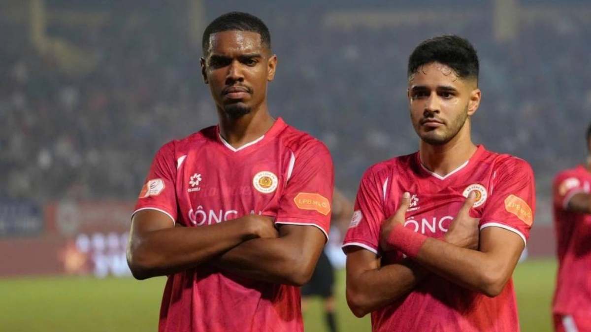 Tiền đạo Alan Grafite (trái) rực sáng với cú hattrick vào lưới Ninh Bình FC (Ảnh CAHN FC)