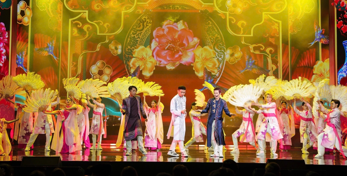 Nhóm nhạc Tre Papa biểu diễn trong chương trình "Xuân phát tài". Ảnh: NVCC