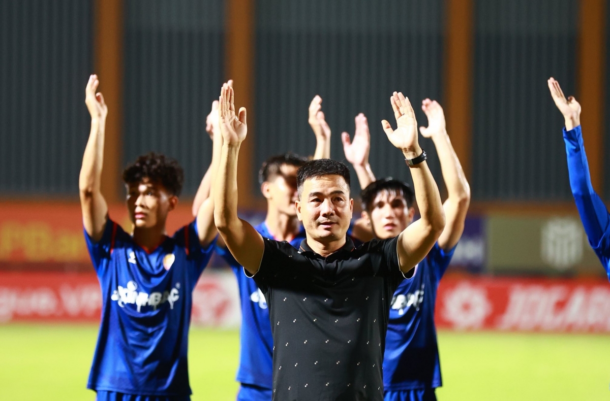 HLV Nguyễn Duy Đông cực kỳ hài lòng với trận thắng kỷ lục của mùa giải (Ảnh: PVF)