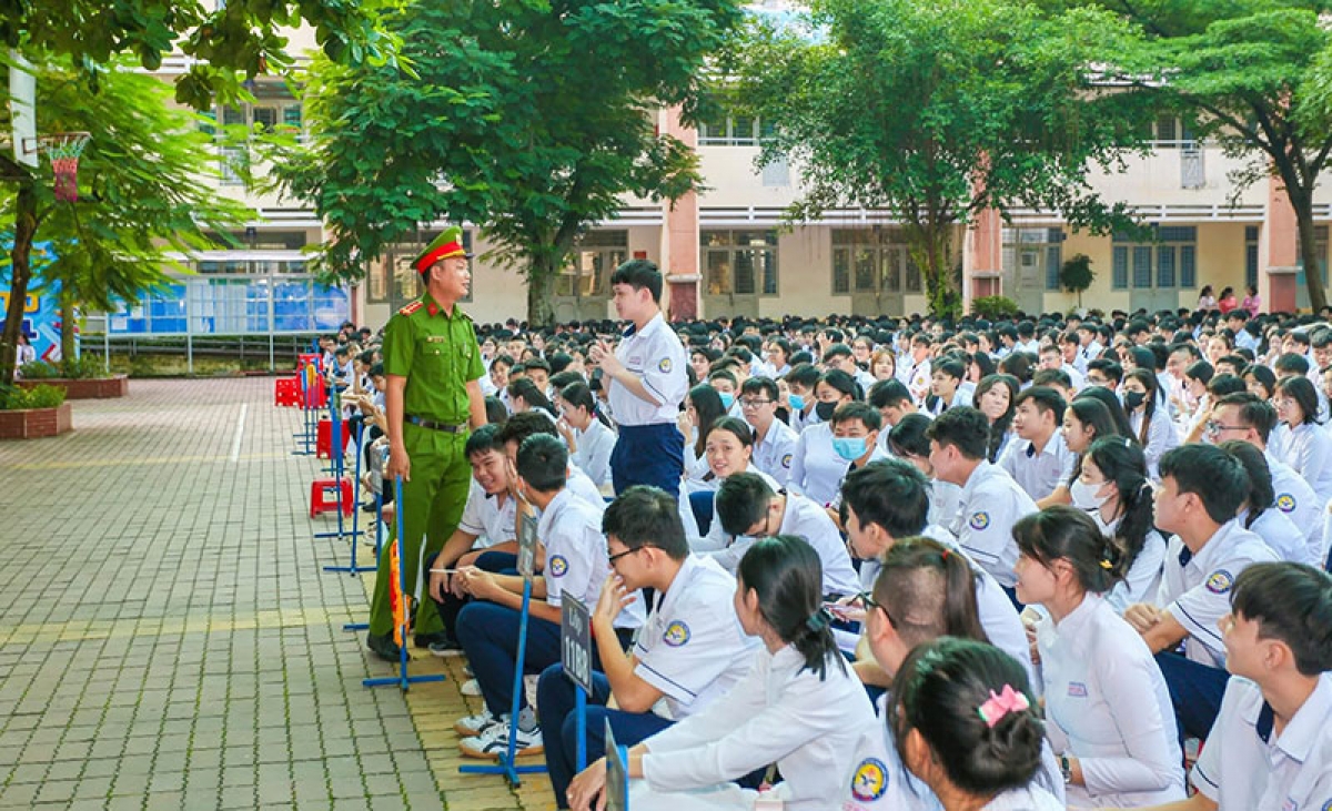Công an tổ chức tuyên truyền để học sinh chung tay xây dựng môi trường học đường an toàn, phòng chống tệ nạn xã hội và bạo lực học đường (Ảnh: Trường THPT Bình Tân, TP Hồ Chí Minh)