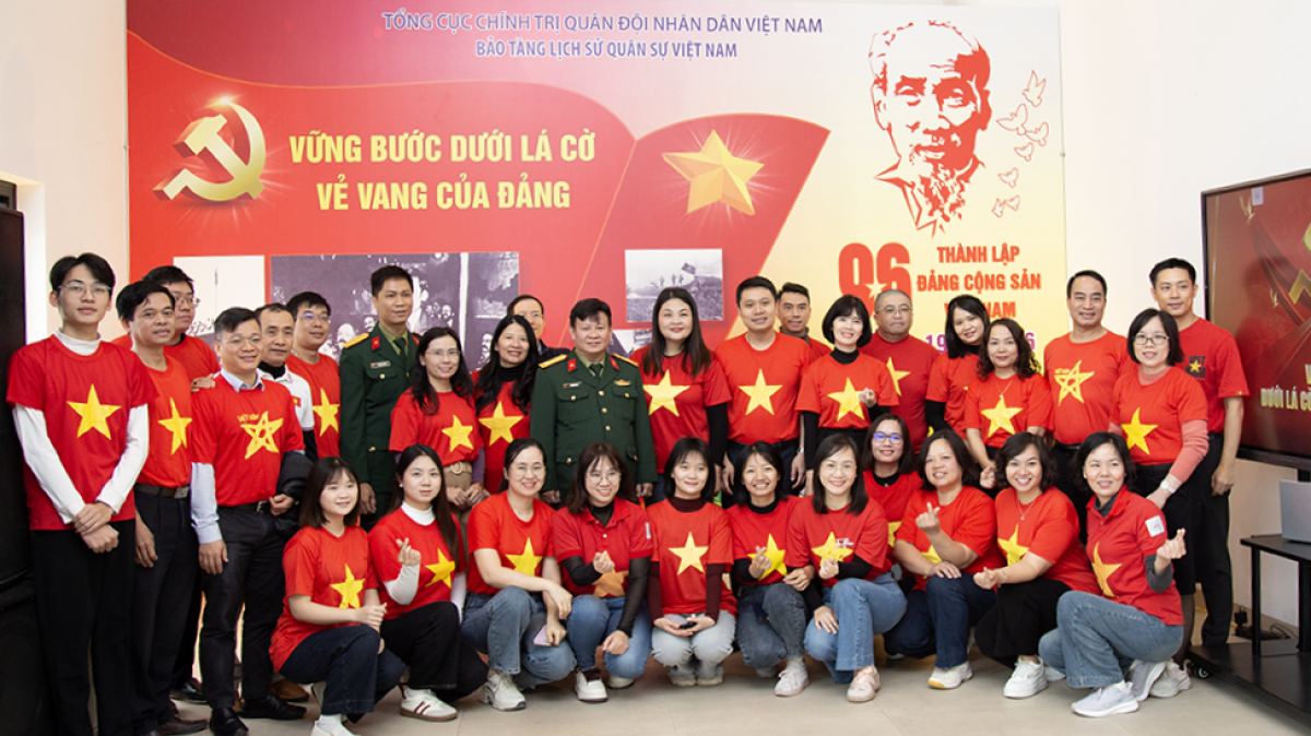 Hoạt động trải nghiệm "Vững bước dưới lá cờ vinh quang của Đảng" tại Bảo tàng Lịch sử Quân sự Việt Nam nhân kỷ niệm 96 năm ngày thành lập Đảng Cộng sản Việt Nam. Ảnh: Minh Nguyệt