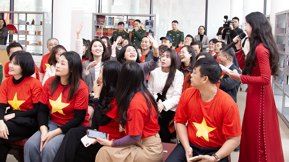 Khách tham quan hào hứng tham gia các hoạt động trải nghiệm, tìm hiểu về lịch sử Đảng. Ảnh: Minh Nguyệt