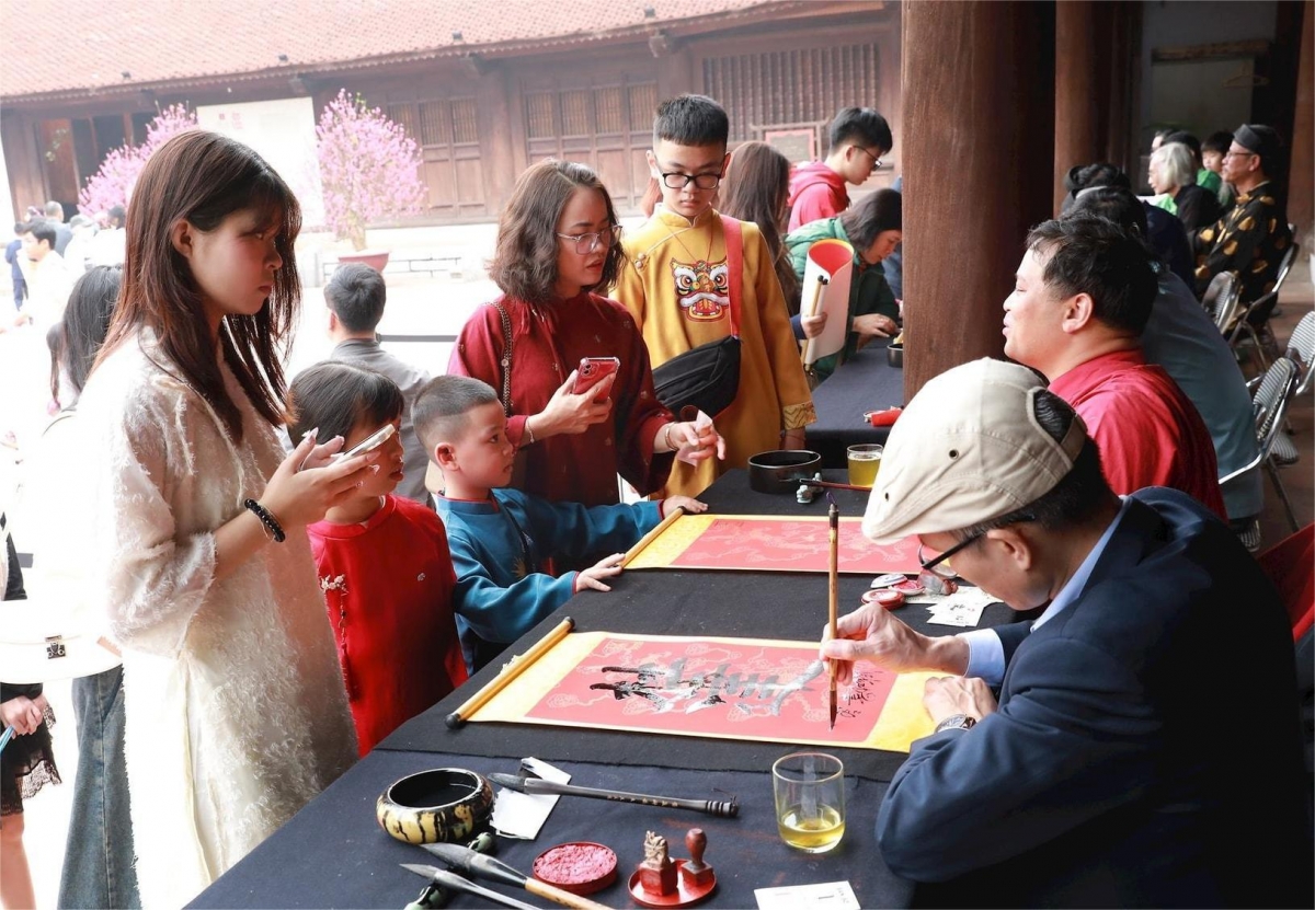 Đầu xuân, năm mới, học sinh, sinh viên và nhiều người lại rộn ràng đi xin chữ cầu thành công, hiếu học và sự bình an (Ảnh: Chí Hiếu)