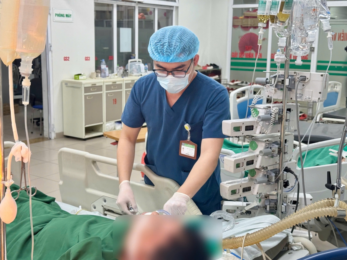 Bệnh nhân kích thích, vật vã, tay chân lạnh, mạch nhanh nhỏ khó bắt, huyết áp tụt sâu chỉ còn khoảng 40 mmHg khi nhập viện (Ảnh: BVCC)