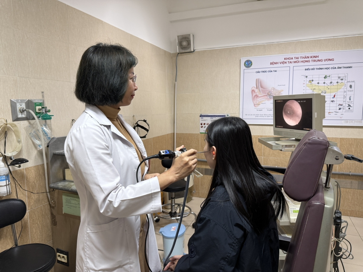 TS.BS Lê Hồng Anh khám lại cho bệnh nhân sau phẫu thuật. Ảnh BVCC