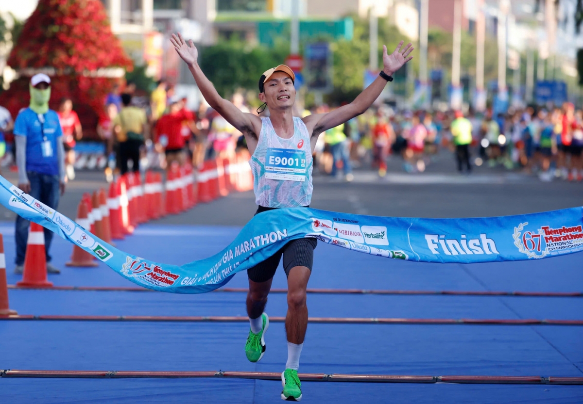 Hoàng Nguyên Thanh lần thứ 7 liên tiếp VĐQG trên đường chạy marathon (ảnh: BTC)