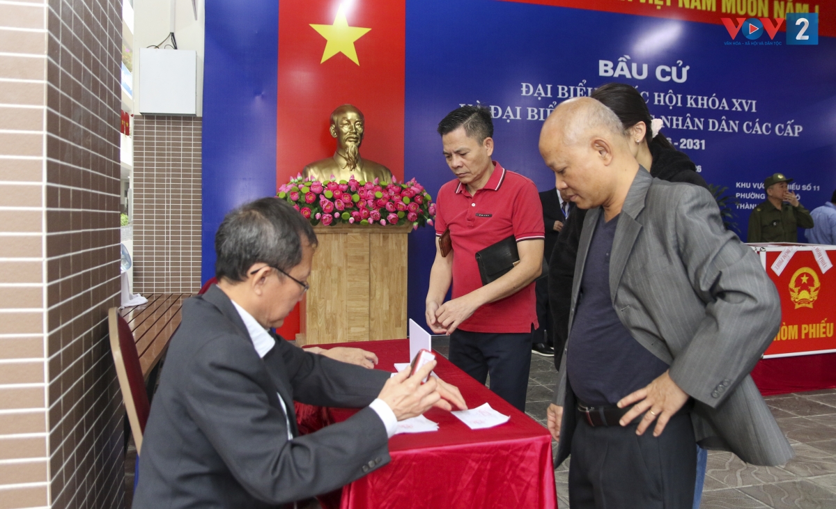 Thủ tục cuối cùng để xác nhận cử tri đã hoàn thành quyền và nghĩa vụ thiêng liêng đối với đất nước.