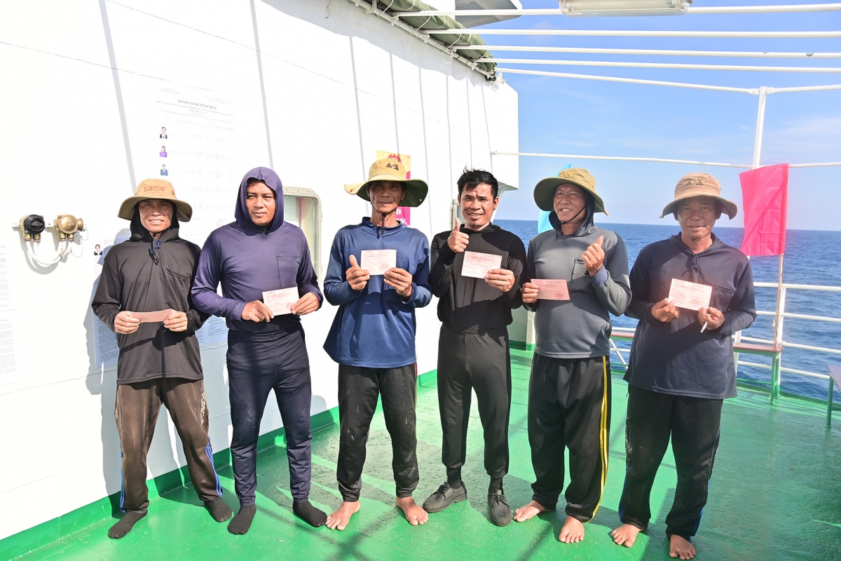 Ngư dân tàu cá QNg96435TS hoàn thành bầu cử sớm. Ảnh: Văn Đường