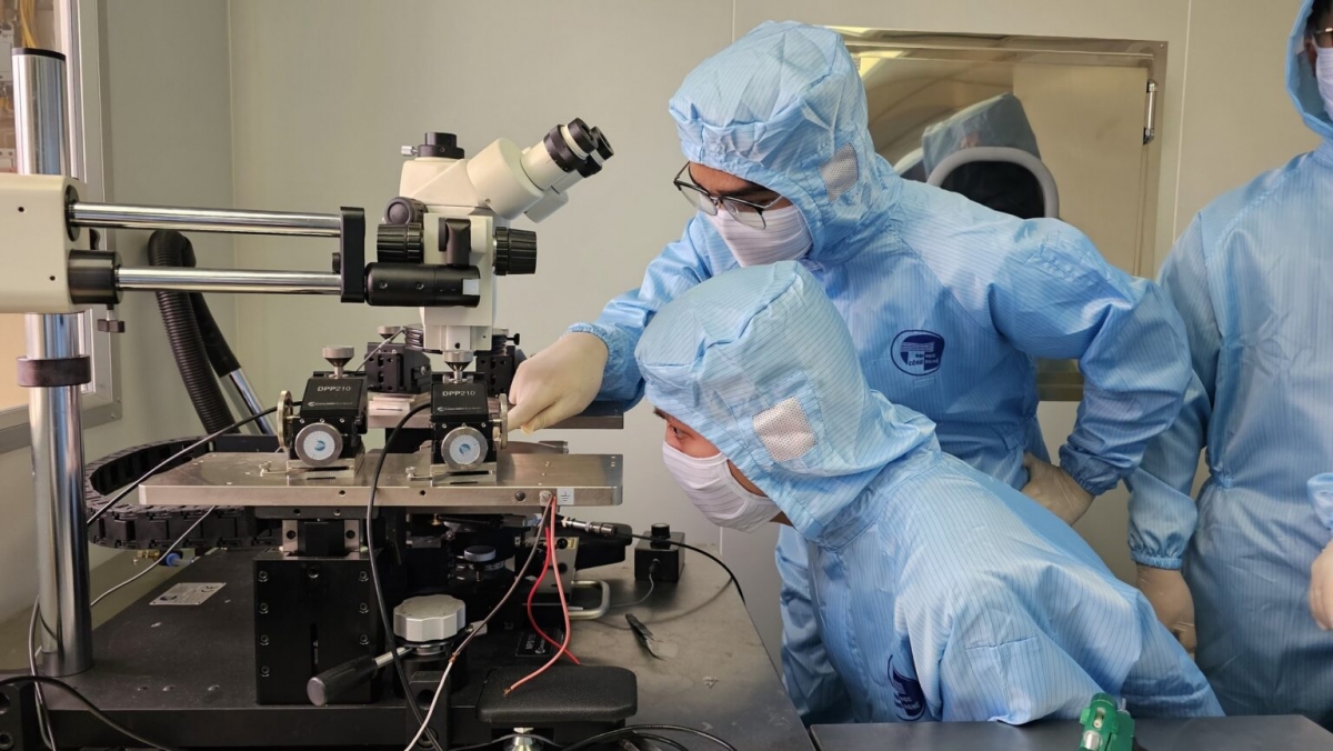 Học viên chương trình V-STT tham gia chế tạo và khảo sát linh kiện bán dẫn trong phòng thí nghiệm (Ảnh: UET)