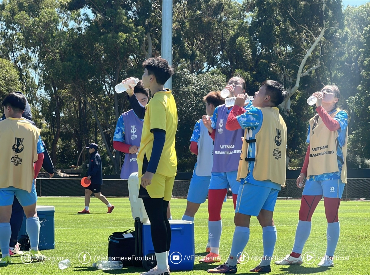 Ban y tế đội tuyển chuẩn bị sẵn nước điện giải cho các cầu thủ khi tập luyện để bù khoáng (Ảnh VFF)