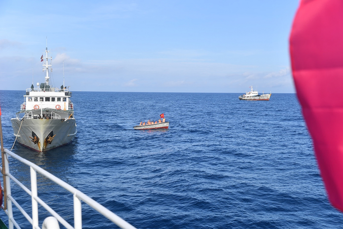 Tàu Trường Sa 04 làm điểm bầu cử sớm cho các cử tri đang thực hiện nhiệm vụ trên biển đến bỏ phiếu. Ảnh: Văn Đường