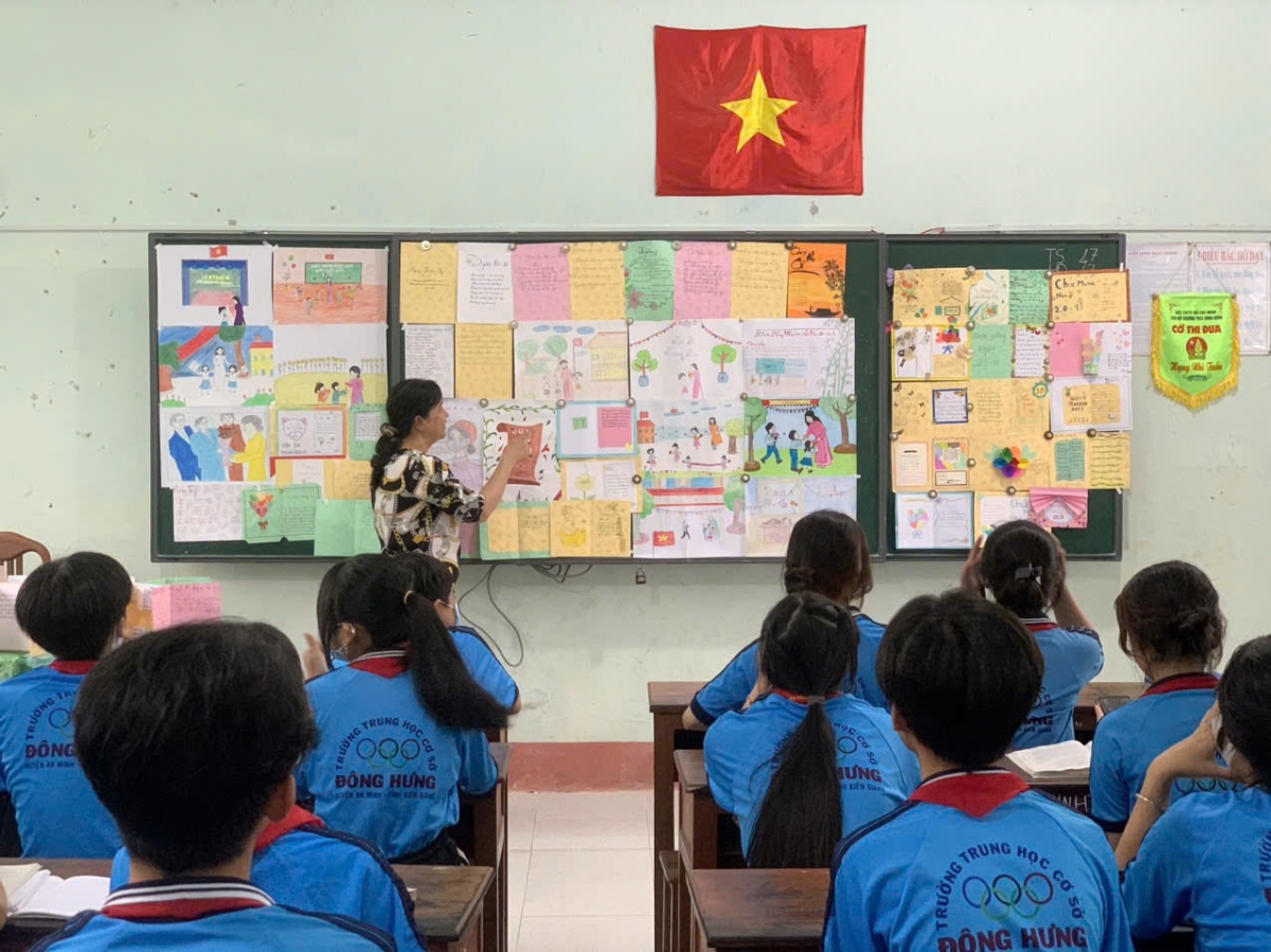 Cô Vĩnh Phượng cùng các học sinh THCS Đông Hưng. Ảnh: Ảnh: NVCC