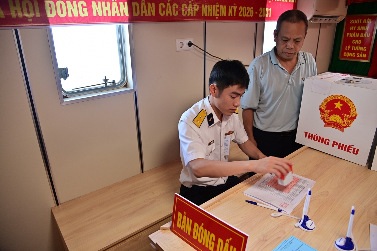 Cử trì Tàu Hải An 68 hoàn thành quyền và nghĩa vụ công dân. Ảnh: Văn Đường