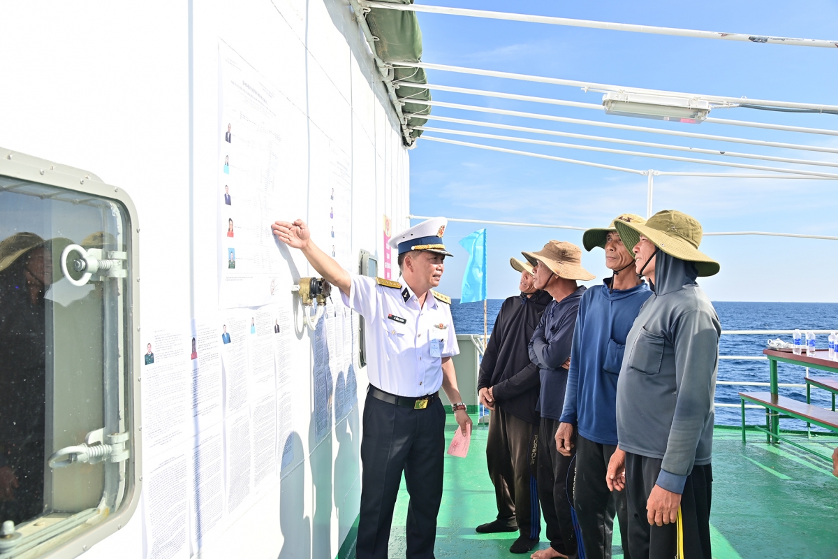 Đại tá Lê Hồng Quang, giới thiệu và hướng dẫn cho cử tri trên tàu cá QNg96435TS của Quảng Ngãi. Ảnh: Văn Đường