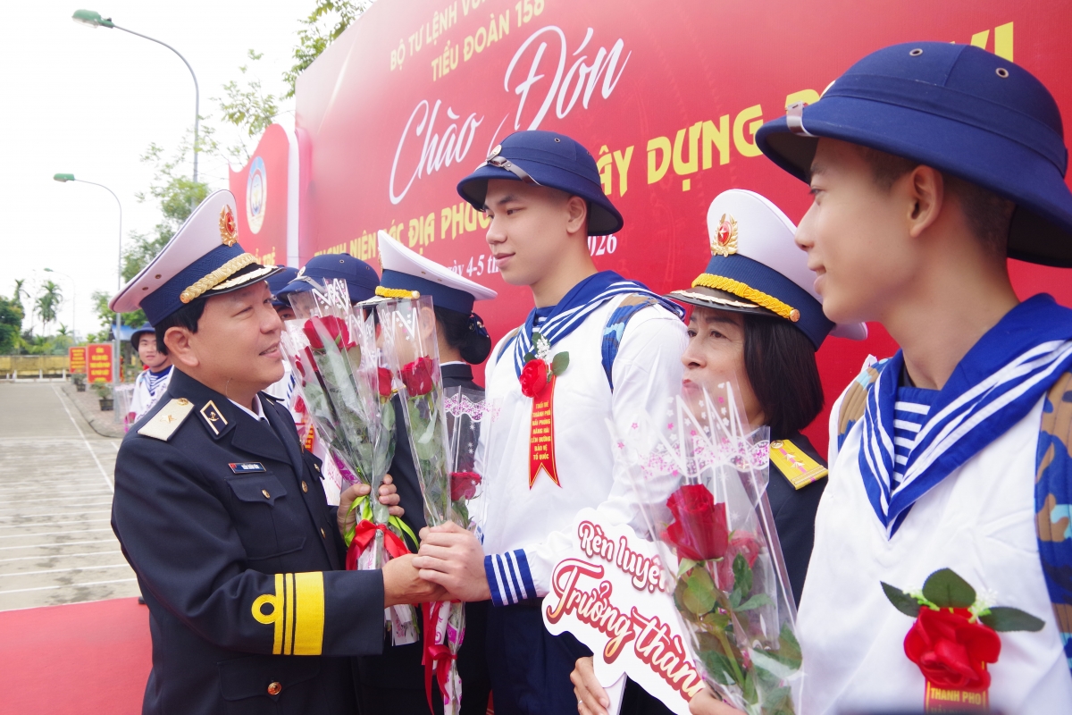 Chuẩn Đô đốc Trần Xuân Văn, Bí thư Đảng ủy, Chính ủy Vùng 1 gặp mặt, động viên chiến sĩ mới về huấn luyện tại Tiểu đoàn 158 (Ảnh: Đoàn Hiệp)