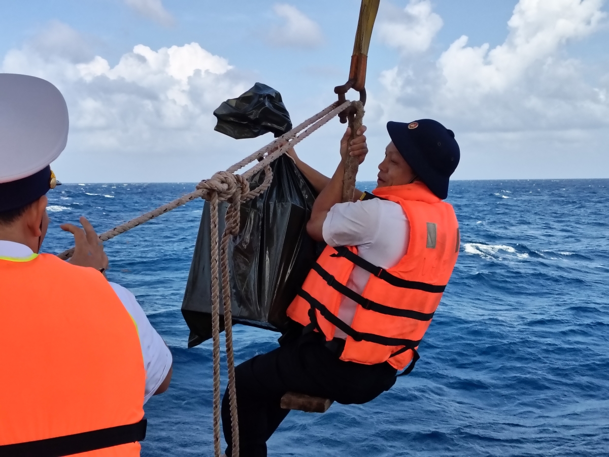 Thời điểm sóng gió to, việc đưa thùng phiếu và người lên các nhà giàn gặp rất nhiều khó khăn. Ảnh: Văn Đường