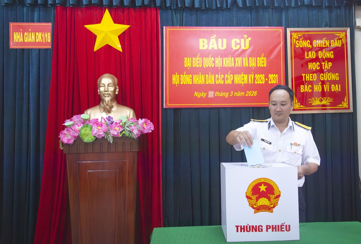 Cử tri trên Nhà giàn DK1.18 thực hiện bầu cử. Ảnh: Văn Đường