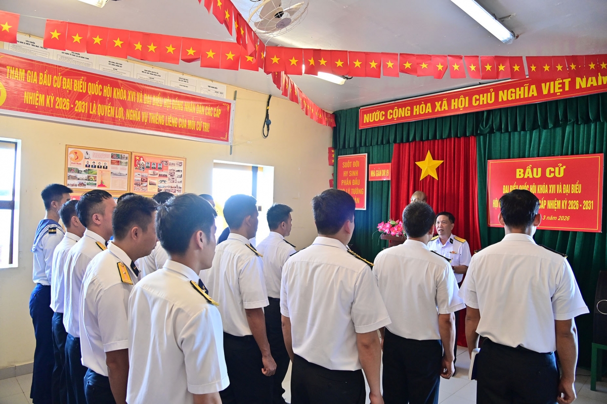 Quang cảnh bầu cử trên nhà giàn DK1/9. Ảnh: Văn Đường