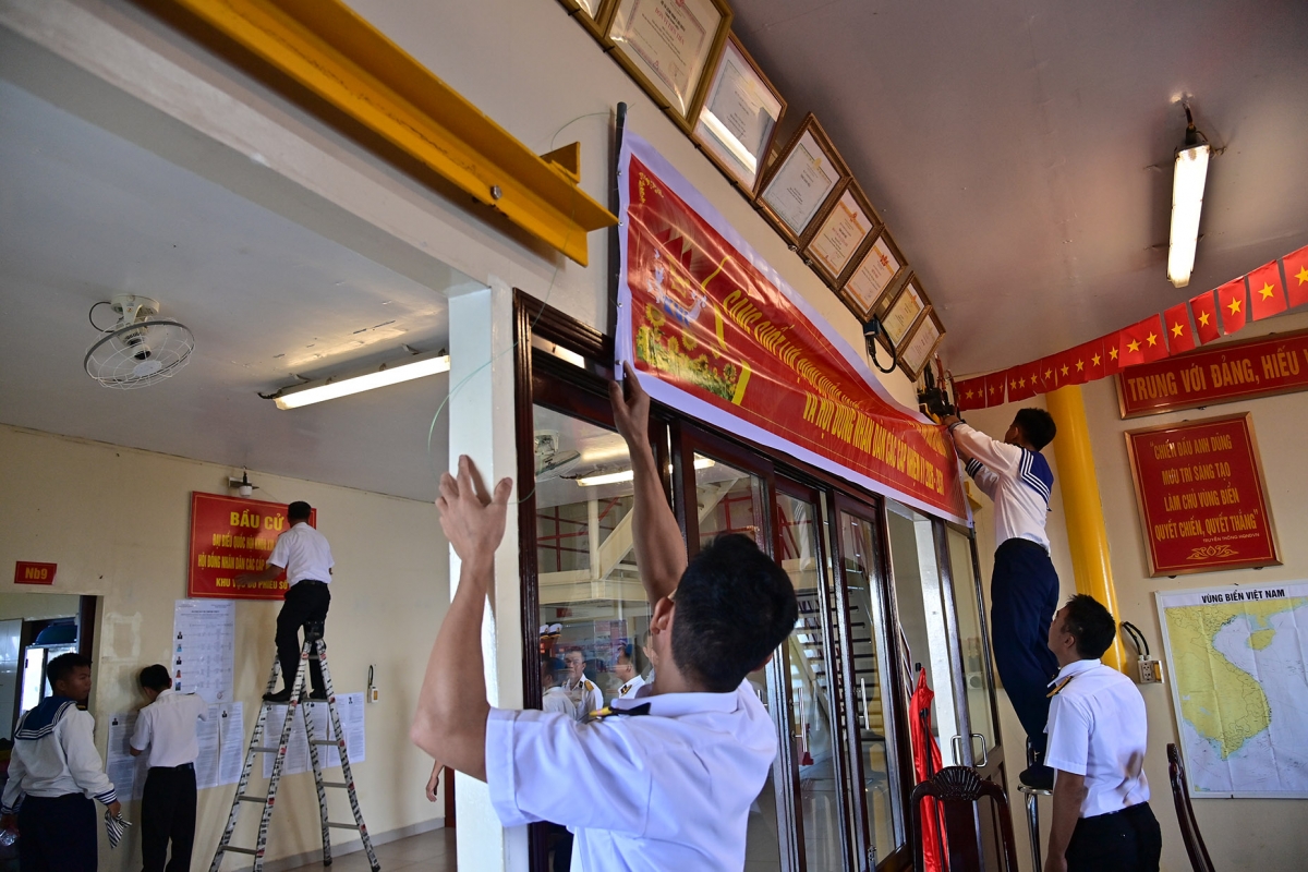 Công tác trang trí trên nhà giàn DK1/9 được triển khai đầy đủ và nhanh chóng. Ảnh: Văn Đường