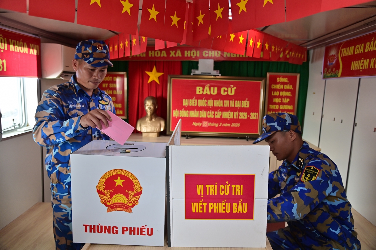 Cử tri trên tàu Trường Sa 02 đang thực hiện nhiệm vụ trực bảo vệ chủ quyền tham gia bầu cử sớm trên biển. Ảnh: Văn Đường