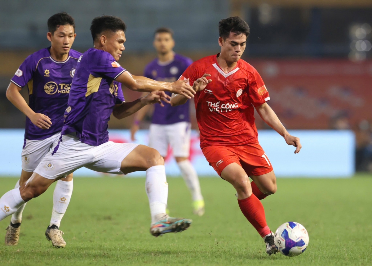 Dù rất nỗ lực nhưng Hà Nội FC (áo tím) không thể có được bàn gỡ (Ảnh Thể Công Viettel)