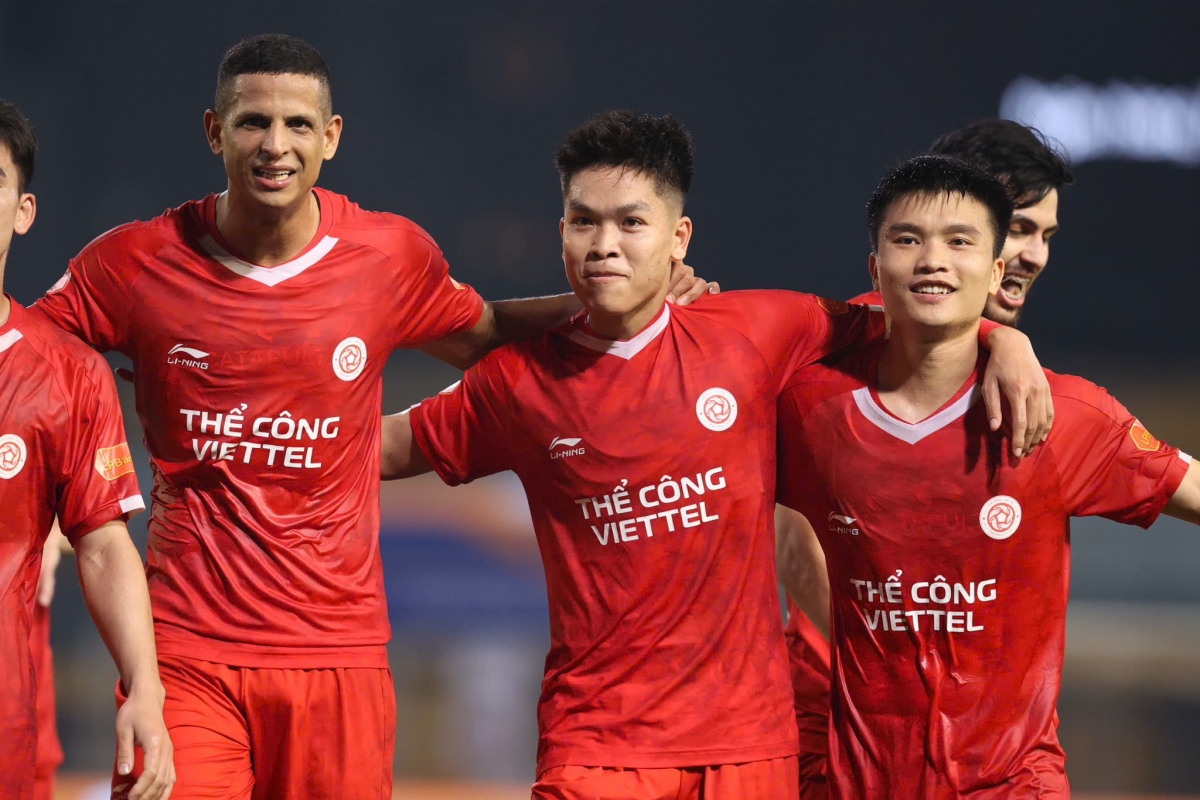 Tiền vệ Nguyễn Hữu Thắng (giữa) gửi tặng bàn thắng đến đấng sinh thành nhân ngày sinh nhật của Mẹ (Ảnh Thể Công Viettel)