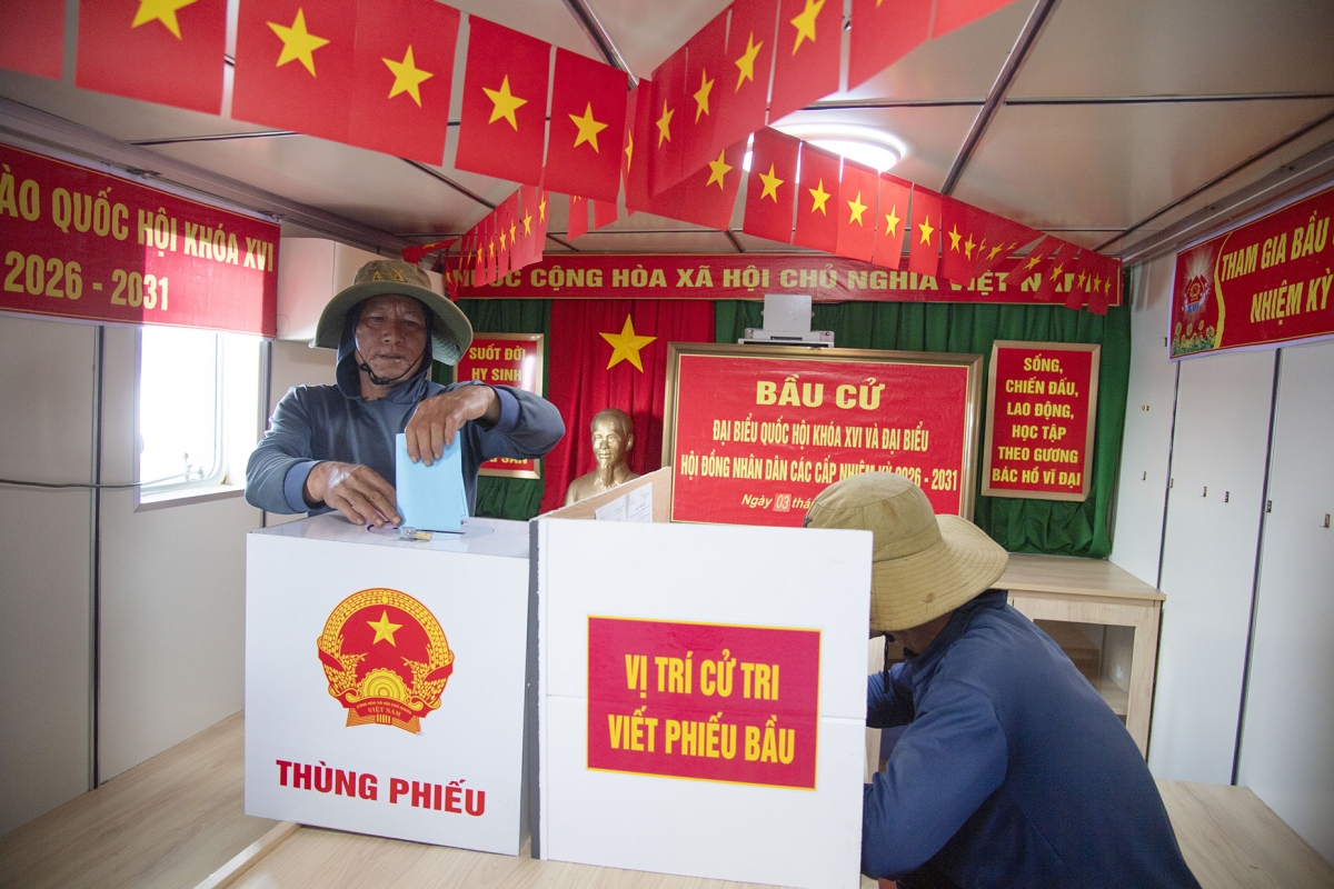 Ngư dân đang khai thác thủy hải sản trên biển phấn khởi khi được bầu cử sớm trên tàu Trường Sa 04. Ảnh: Văn Đường