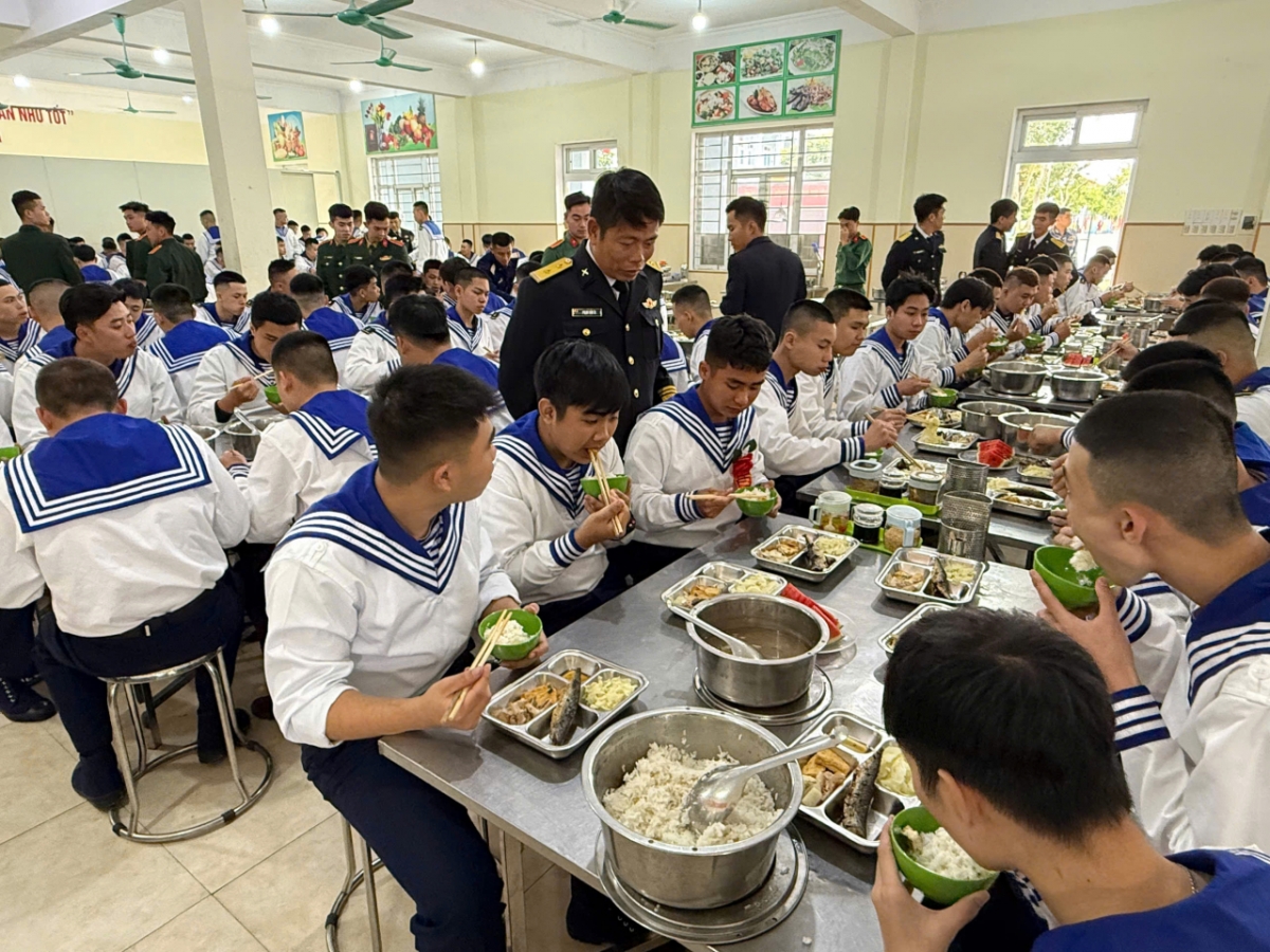 Bữa ăn đầu tiên trong quân ngũ (Ảnh: Đoàn Hiệp)