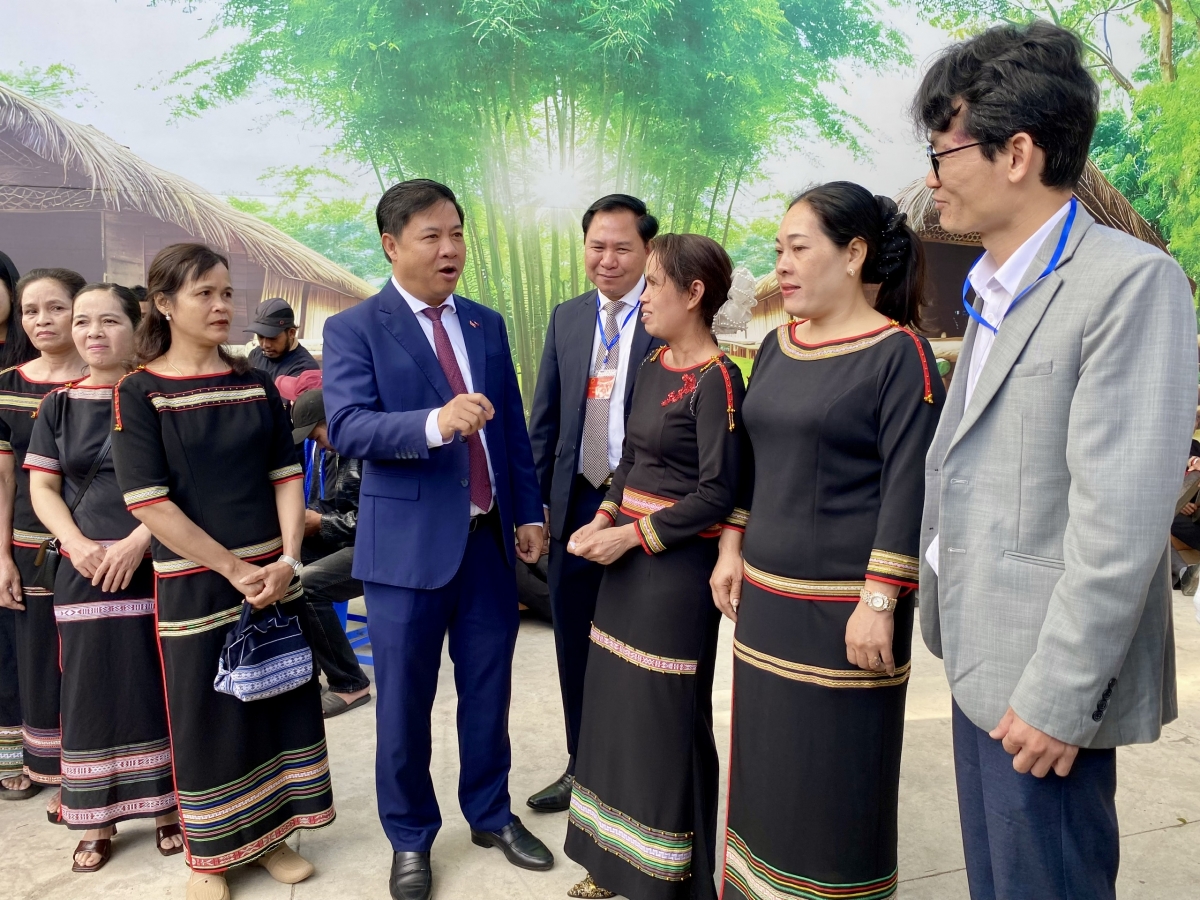 Bí Thư Tỉnh uỷ Đắk Lắk Lương Nguyễn Minh Triết đến thăm, động viên cử tri buôn Tuôr, nhắn gửi bà con cân nhắc kỹ lưỡng để lựa chọn được những đại biểu có tâm, có tầm, đóng góp cho giai đoạn phát triển mới.