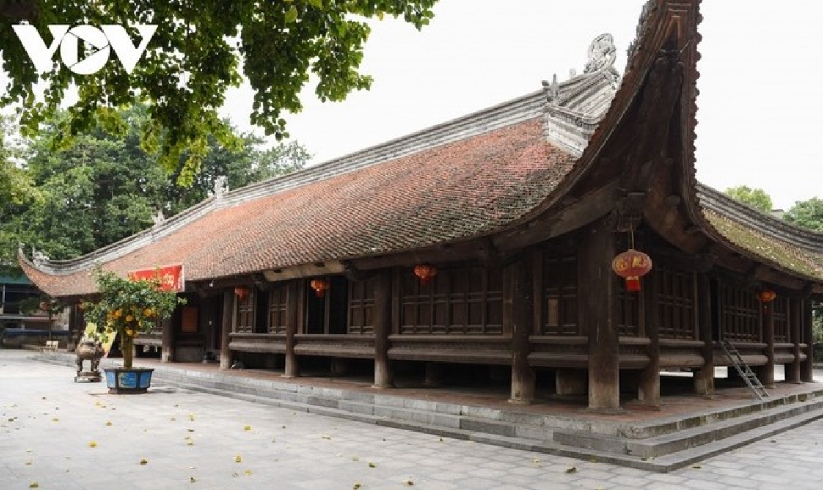 Cũng như nhiều đình làng Việt Nam dựng vào cuối thế kỷ 17, đầu thế kỷ 18, đình Đình Bảng có kiến trúc bề thế, hòa hợp với thiên nhiên. Đình có mái dài, cao, các góc mái “tàu đao” được làm cong uốn ngược, lớp ngói mũi hài dày bản, rộng khổ