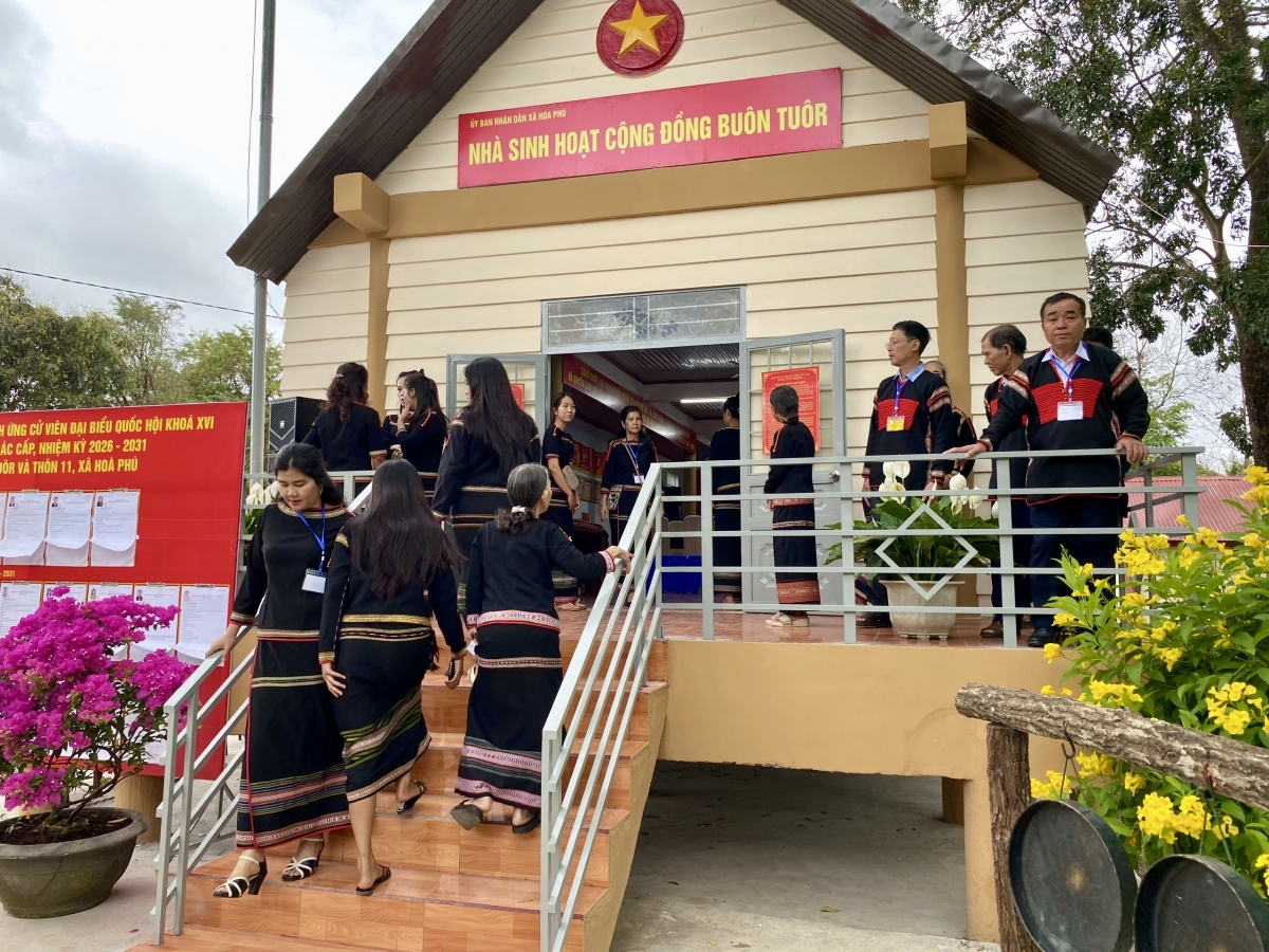 Cử tri đến điểm bầu cử chờ đến lượt bỏ phiếu