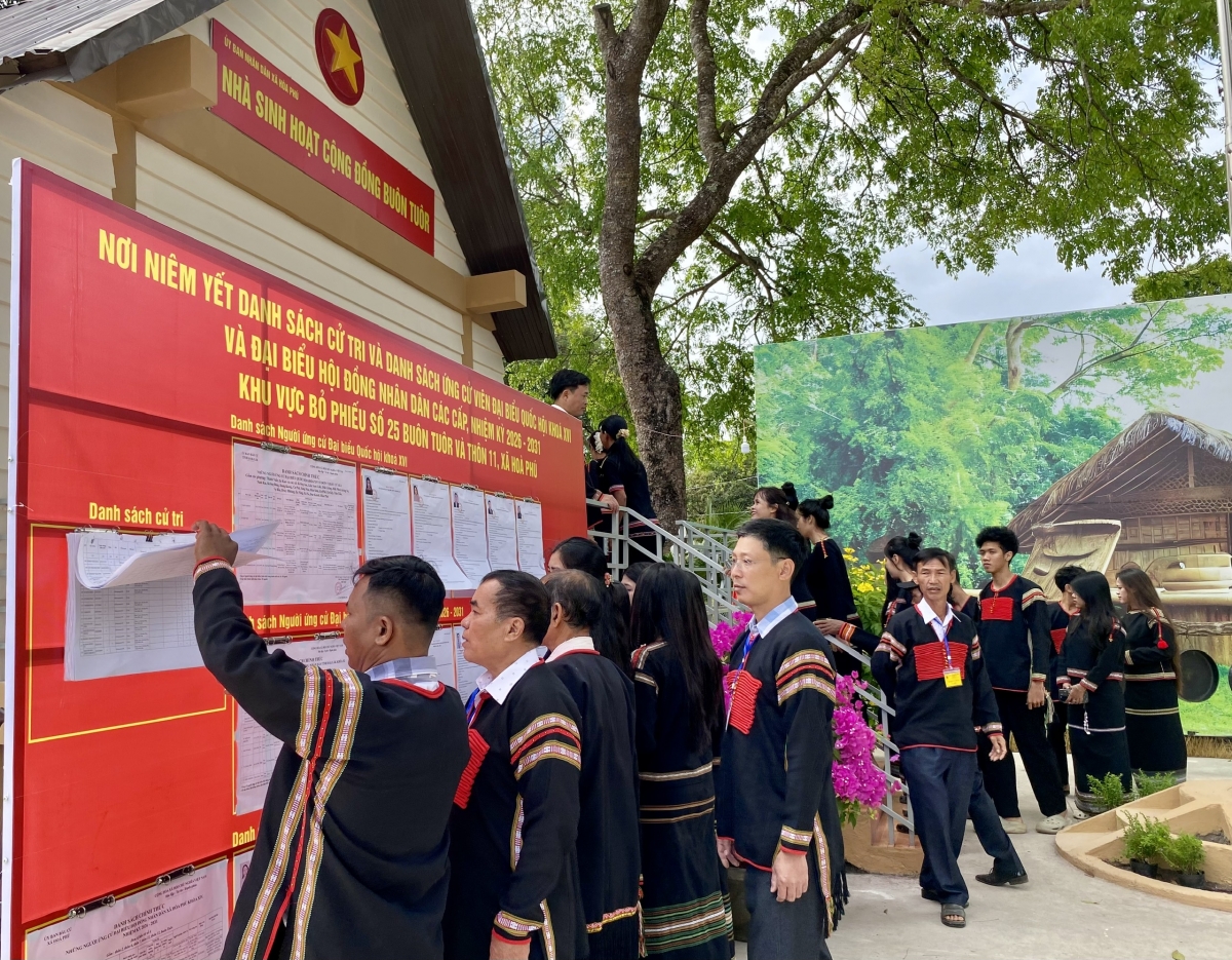 Các cử tri tìm hiểu thông tin ứng cử viên lần cuối trước khi bỏ phiếu bầu cử