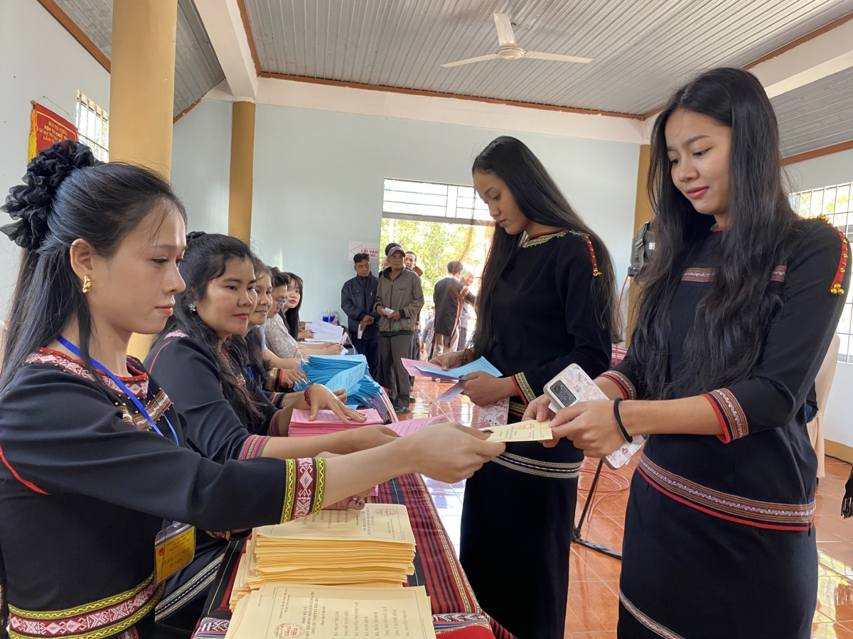 Cử tri buôn Tuôr nhận phiếu bầu cử.