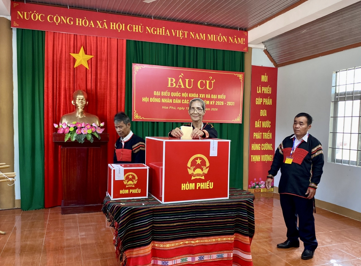 Các cử tri vui vẻ khi tự tay bỏ phiếu bầu cử.