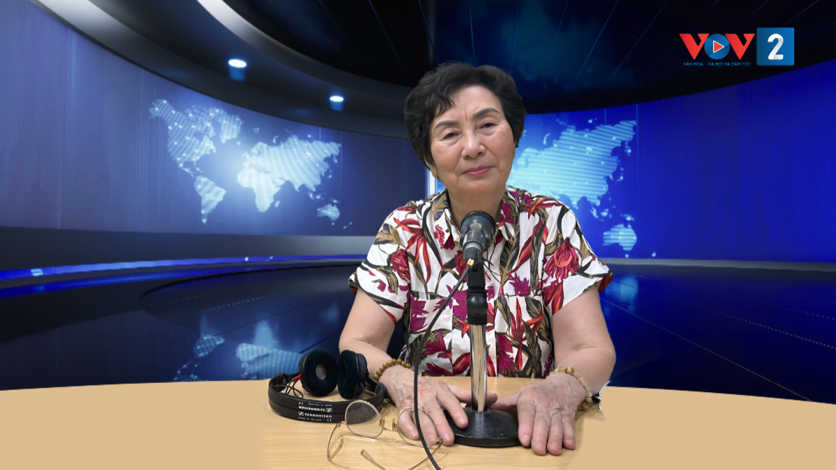 Bà Bùi Thị An tại phòng thu của VOV2