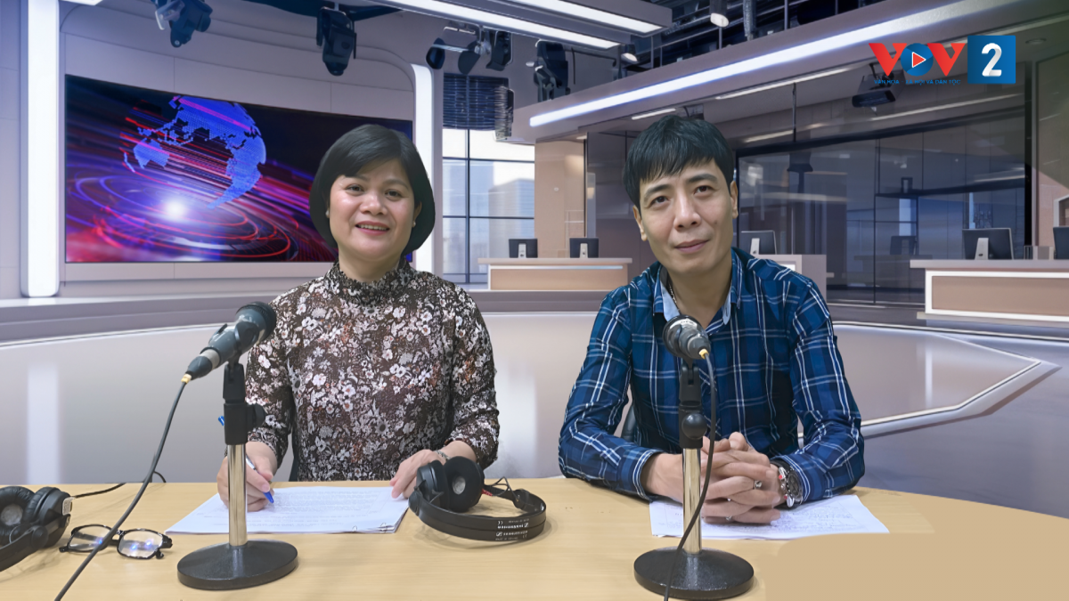 TS Đặng Vũ Cảnh Linh (phải) trao đổi tại VOV2