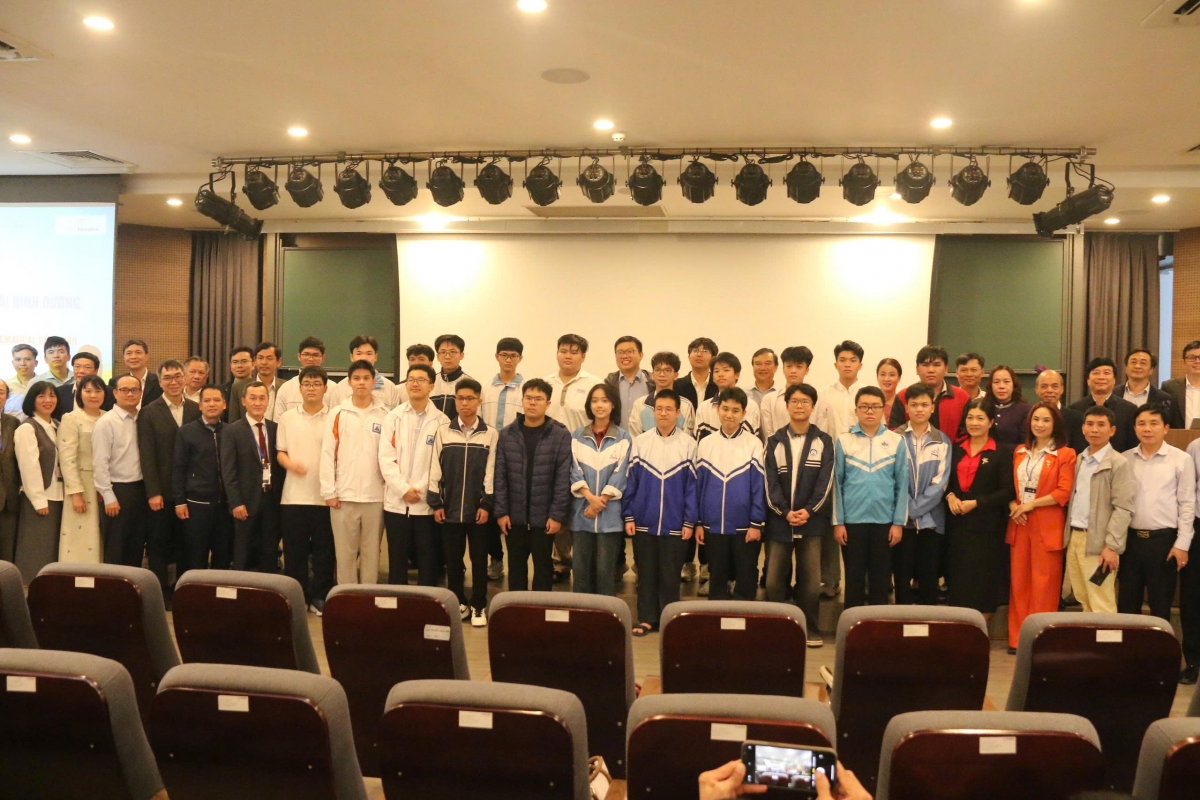 22 thí sinh tham dự APMO 2026 cùng ban tổ chức và các thầy cô giáo của các em (Ảnh: Thu Lương)