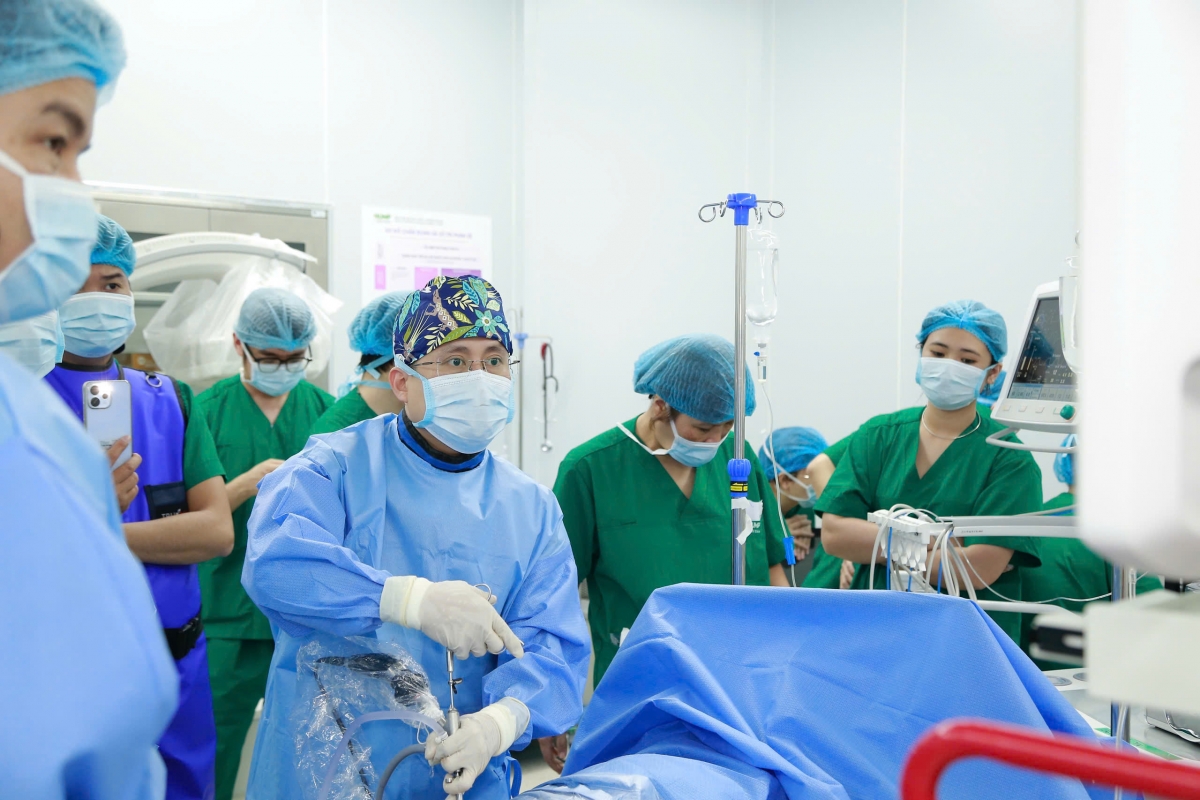 Ths.BSNT Võ Văn Thanh (đeo kính), Khoa phẫu thuật cột sống - Bệnh viện Đại học Y dược (Ảnh: BSCC)