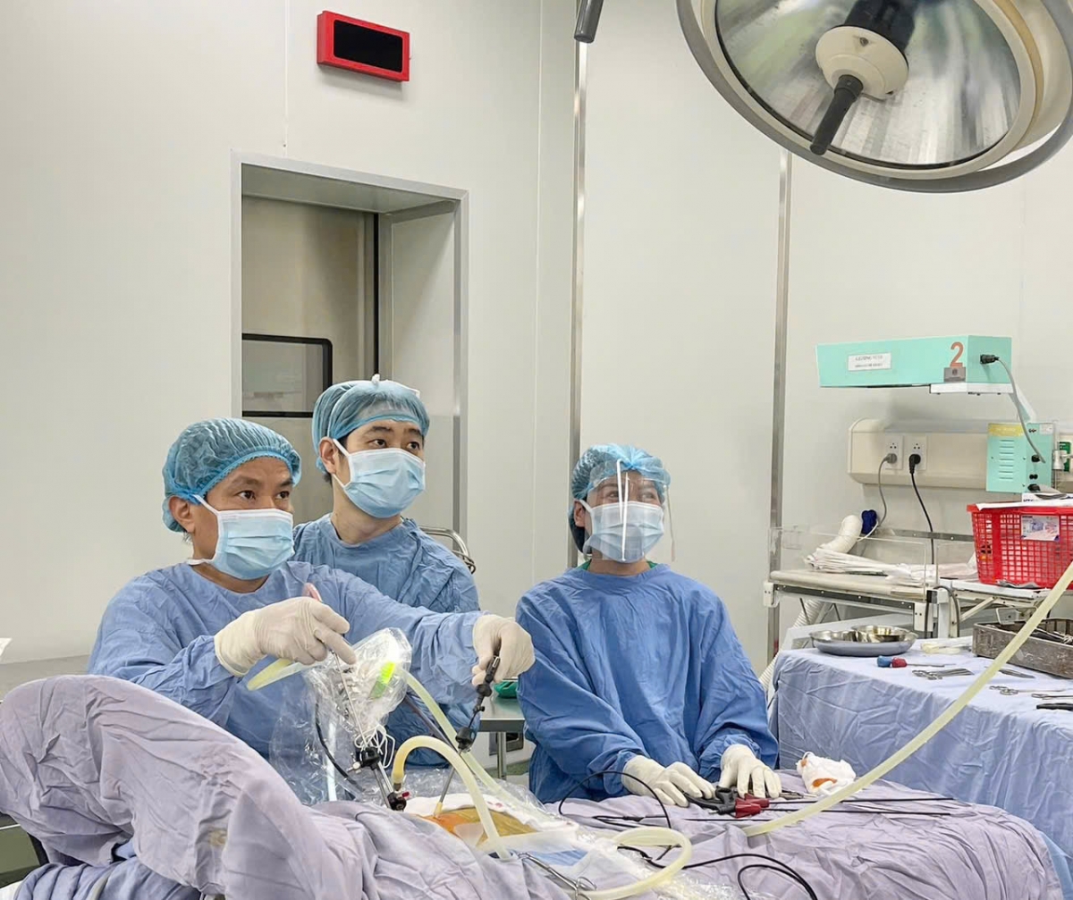 BS Nguyễn Phi Phong (ngoài cùng bên trái) phẫu thuật lấy khối u cho bệnh nhi (Ảnh:BSCC)