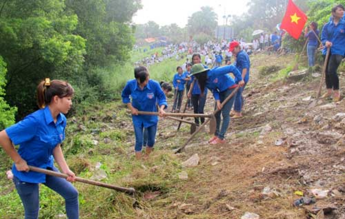 Thanh niên tình nguyện chung tay bảo vệ môi trường. Ảnh: Baothainguyen.vn