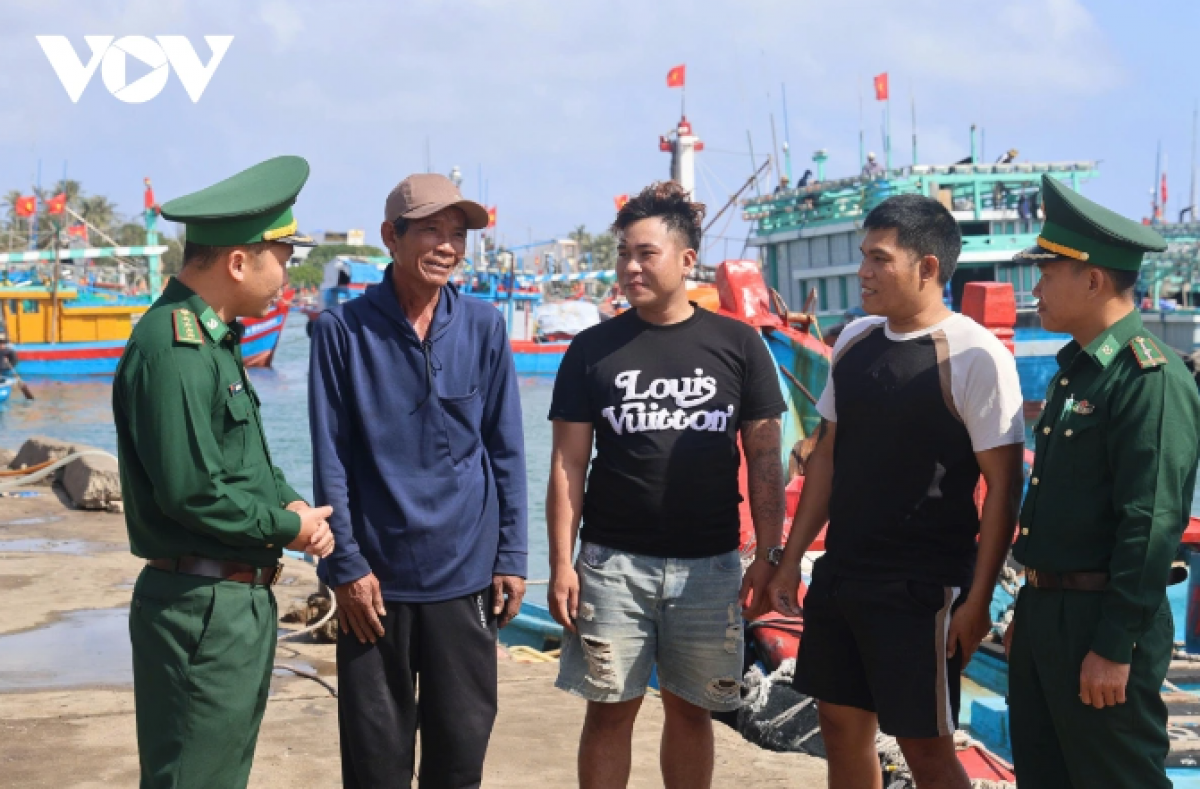 Bộ đội Biên phòng tỉnh Quảng Ngãi tuyên truyền bầu cử đến ngư dân (Ảnh vov.vn)