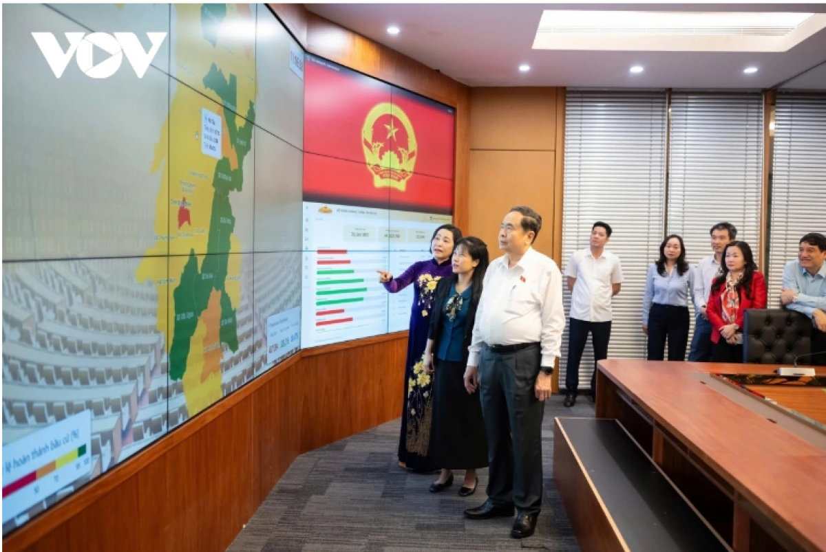 Chủ tịch Quốc hội Trần Thanh Mẫn - Chủ tịch Hội đồng Bầu cử quốc gia kiểm tra tại Trung tâm điều hành Quốc hội số - nơi cập nhật dữ liệu về ngày bầu cử
