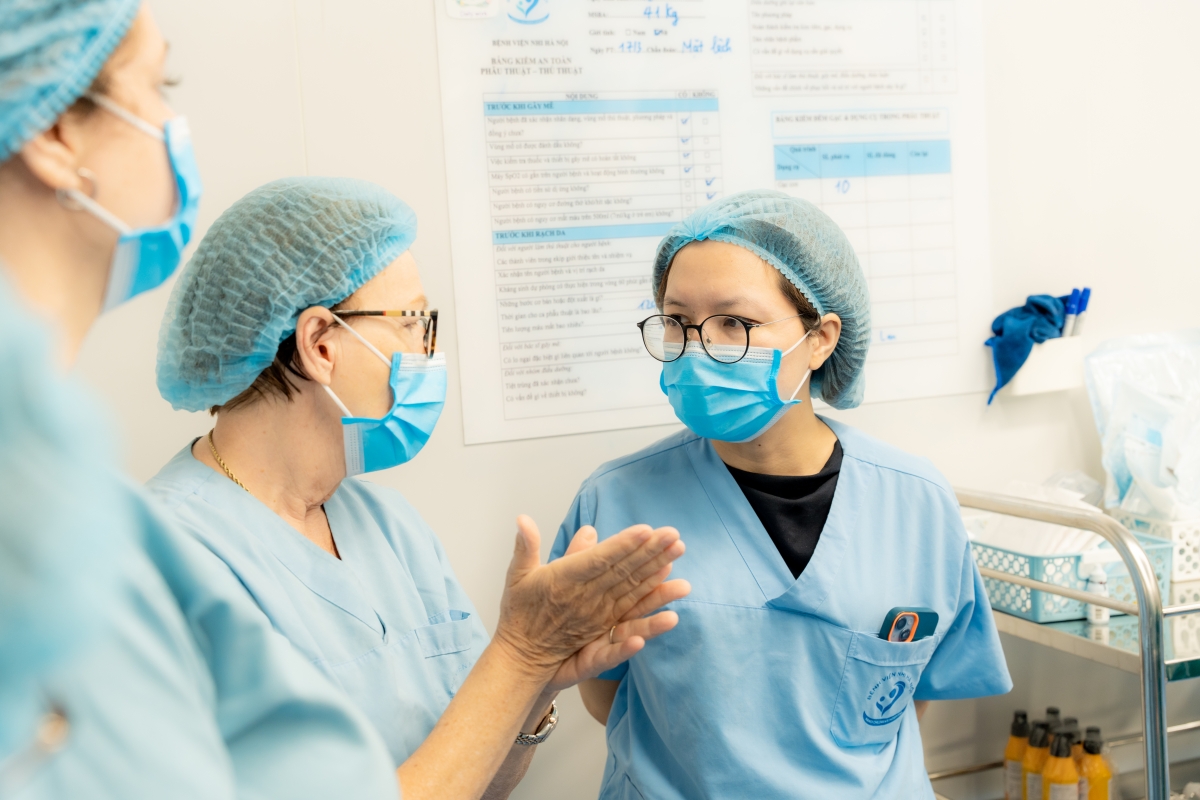 Đoàn chuyên gia trao đổi với BS BV Nhi Hà Nội. (Ảnh: BVCC)