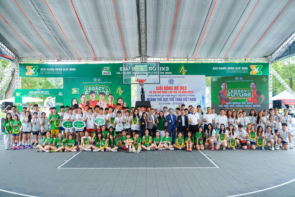 Các đại biểu, ban tổ chức cùng đông đảo VĐV chụp ảnh lưu niệm tại Lễ khai mạc (Ảnh: BTC)