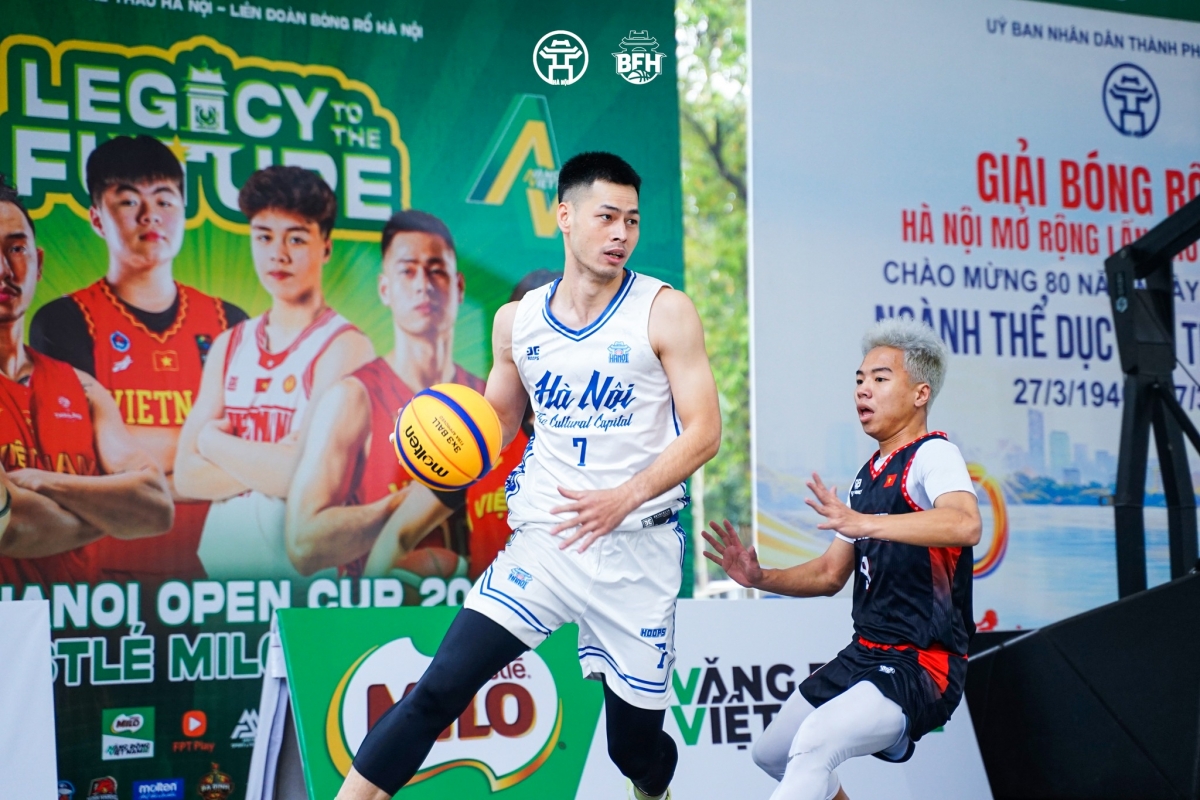 Các cầu thủ thể hiện tinh thần "Legacy to the Future" qua từng pha bóng (Ảnh: BTC)