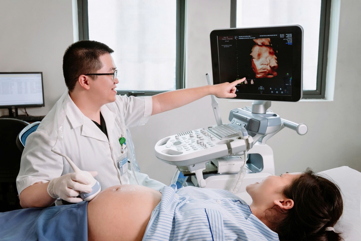 BS Võ Minh Tuấn- Khoa Sản, Bệnh viện Nam học và hiếm muộn Việt Bỉ siêu âm cho thai phụ. Ảnh: BVCC