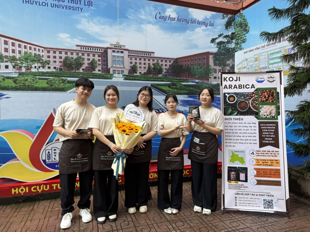 Nguyễn Quỳnh Mai (ngoài cùng bên phải) cùng nhóm nghiên cứu đạt giải nhì cuộc thi Sáng tạo khởi nghiệp 2025-2026 của trường Đh Thủy Lợi (Ảnh: Thu Lương) 