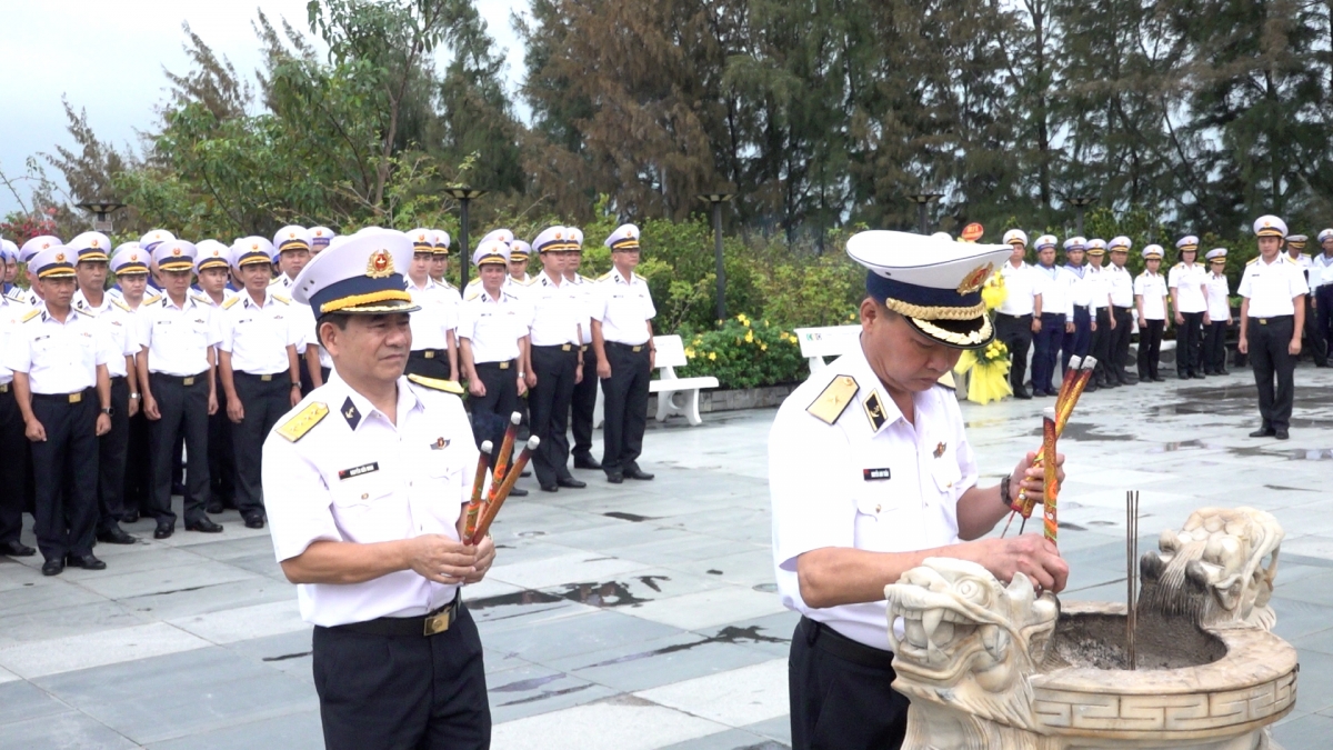 Các đại biểu dâng hương tưởng niệm Anh hùng liệt sĩ (Ảnh: CTV)