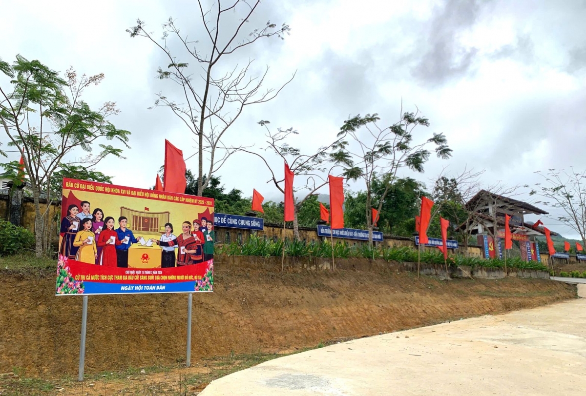 Các pano áp phích tuyên truyền bầu cử dọc đường Hồ Chí Minh qua  xã A Lưới 1, thành phố Huế
(Ảnh: Lê Hiếu)